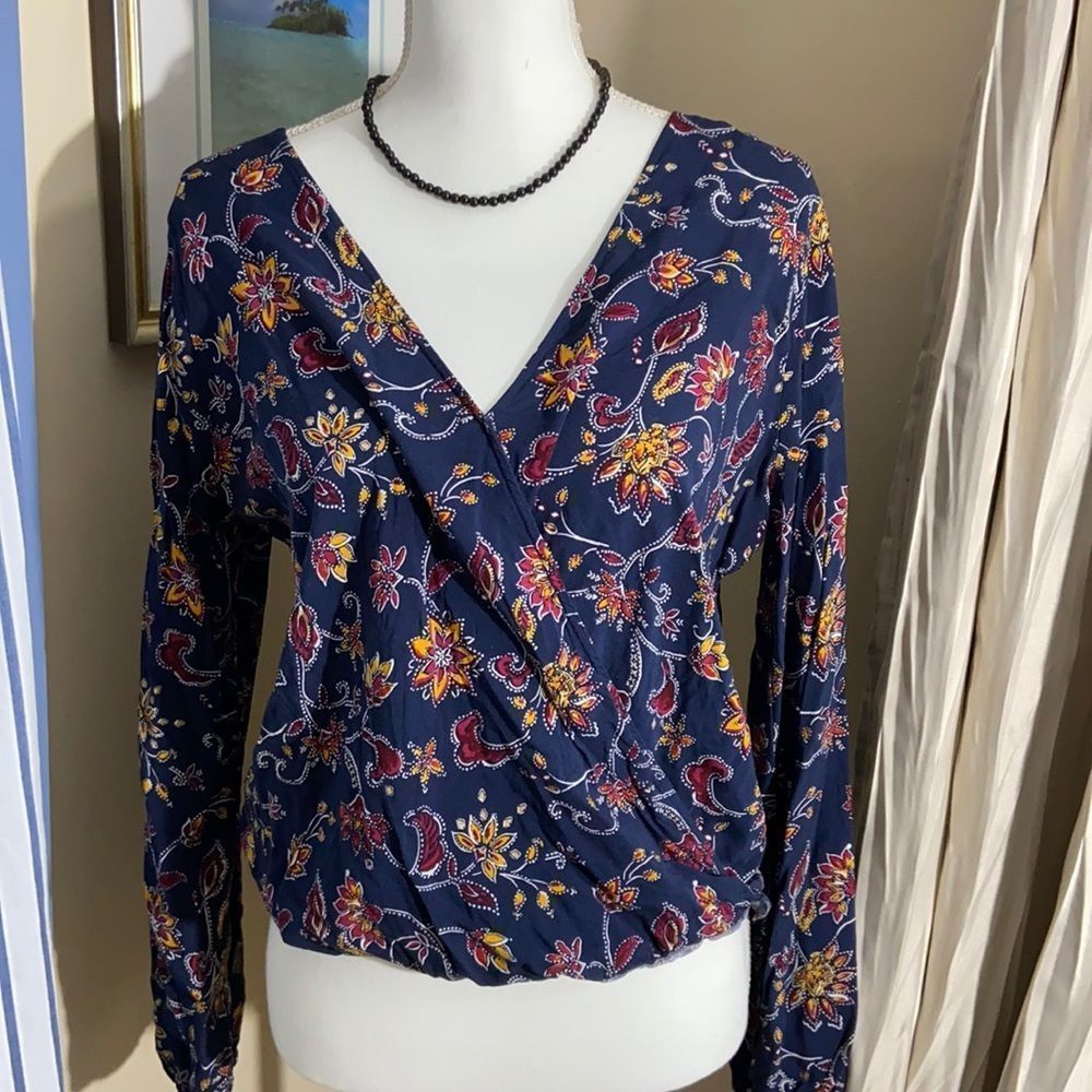 Hollister pull on blouse sz L